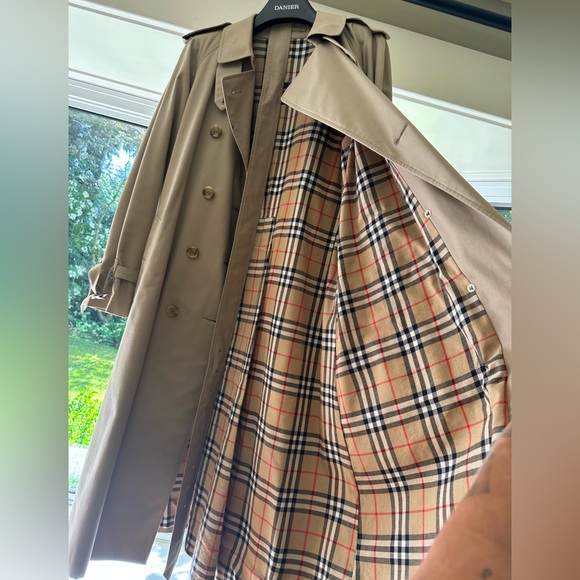 Classic Burberry Double Breasted Trench Coat - Picture 6 of 9